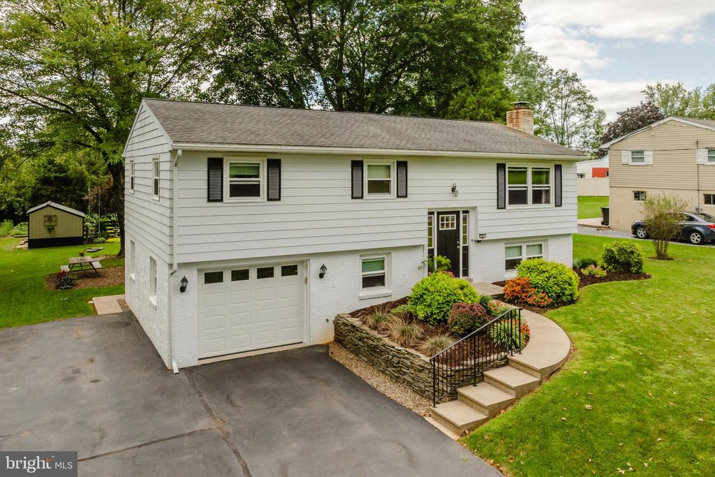 Photo of 261 N Reamstown Road, Denver, PA 17517 (MLS # PALA2055944)