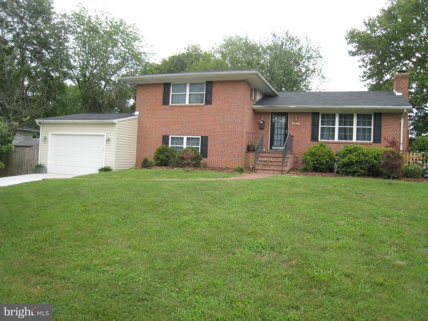 Spacious 5 BR/ 4 BA - split 4 level home min. from downtown McLean.  Hardwood floor on all 4 levels.  Stainless steel appliances with granite counter top.  Lower level has den (can be 5th BR), study and media room.  Fenced backyard with shed for more storage space.  Close to all major roads and Silver Metro Line.  McLean school pyramid.  Available July 1.  Pls. call tenant for showing.