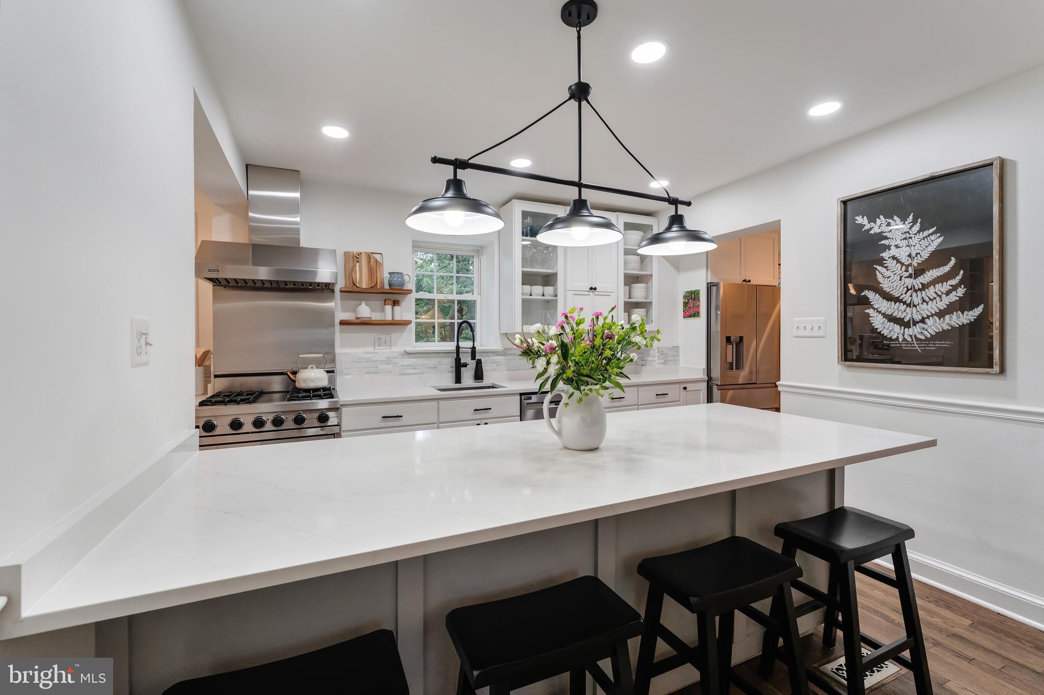 COUNTRY CLUB VIEW - Residential