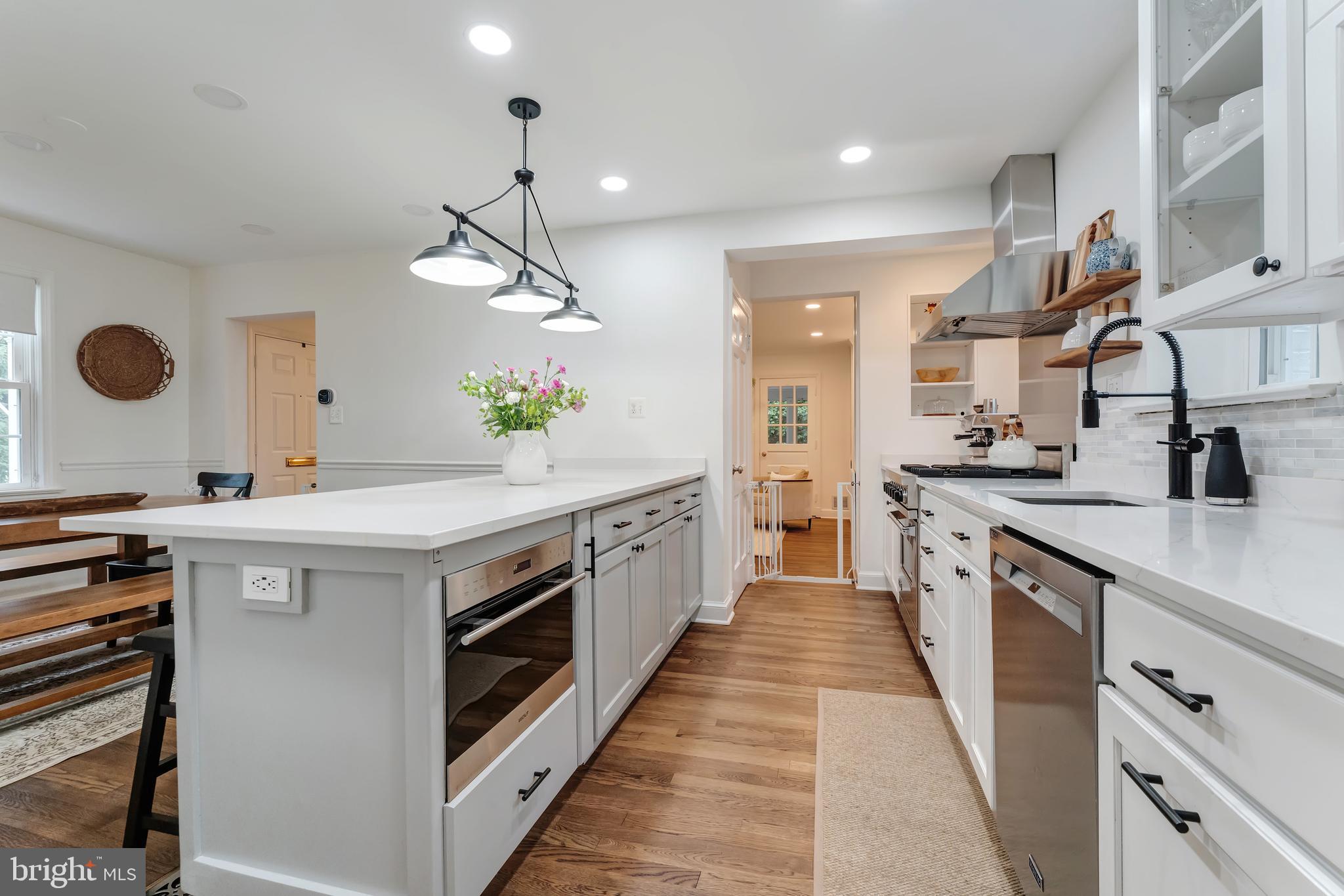 COUNTRY CLUB VIEW - Residential