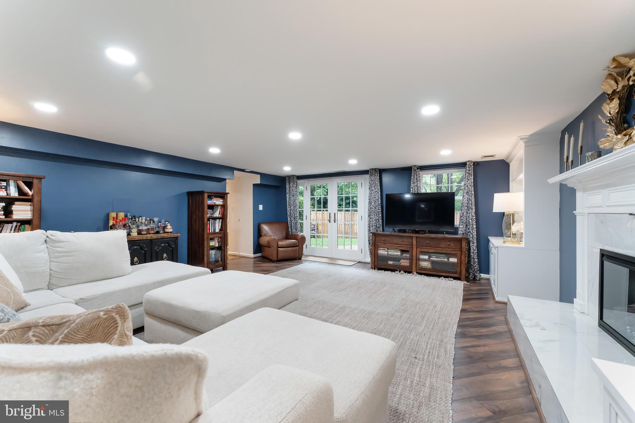 COUNTRY CLUB VIEW - Residential