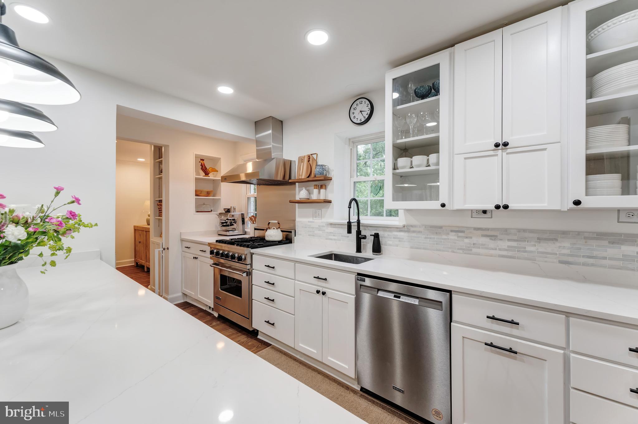 COUNTRY CLUB VIEW - Residential