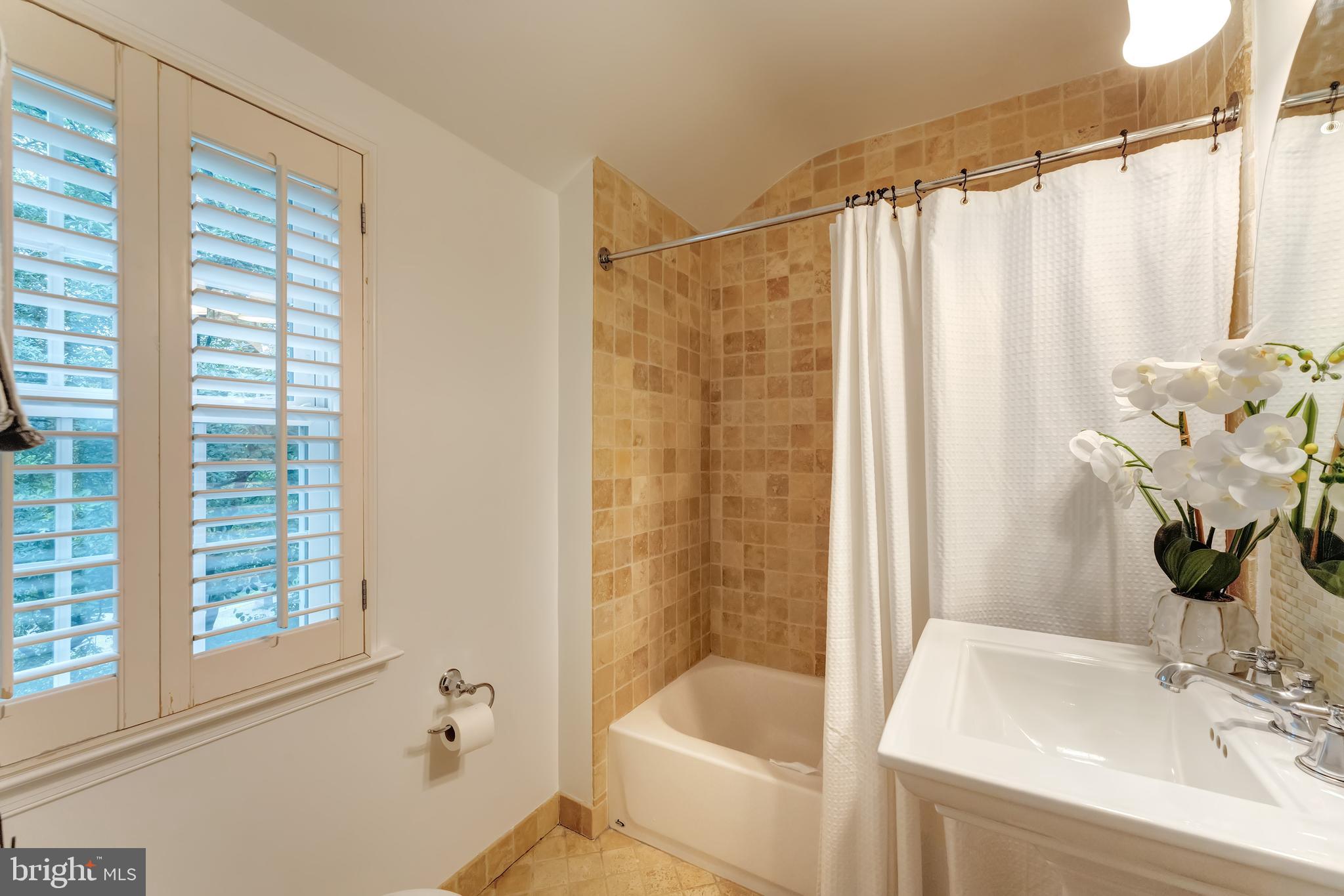 COUNTRY CLUB VIEW - Residential