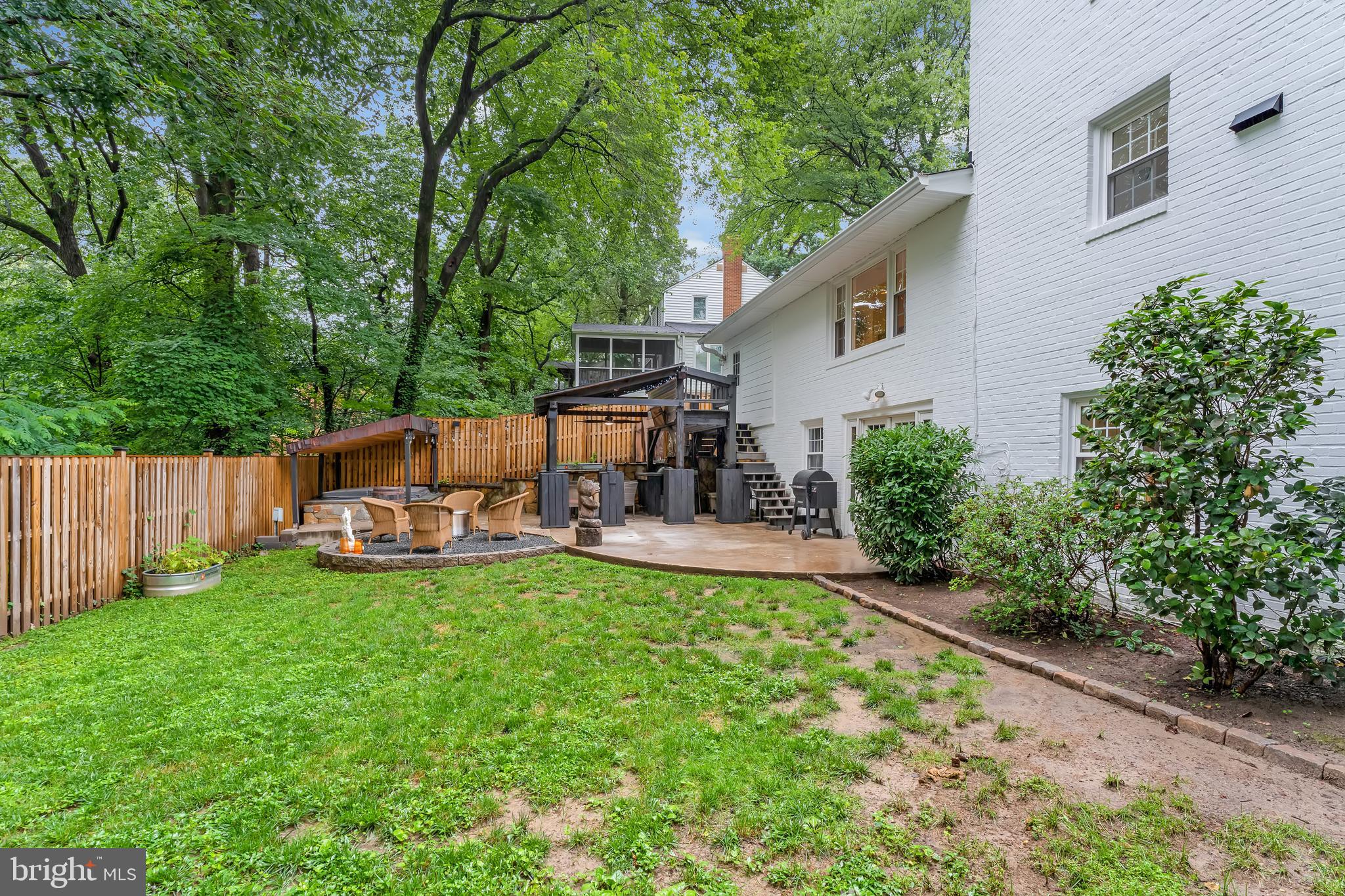 COUNTRY CLUB VIEW - Residential