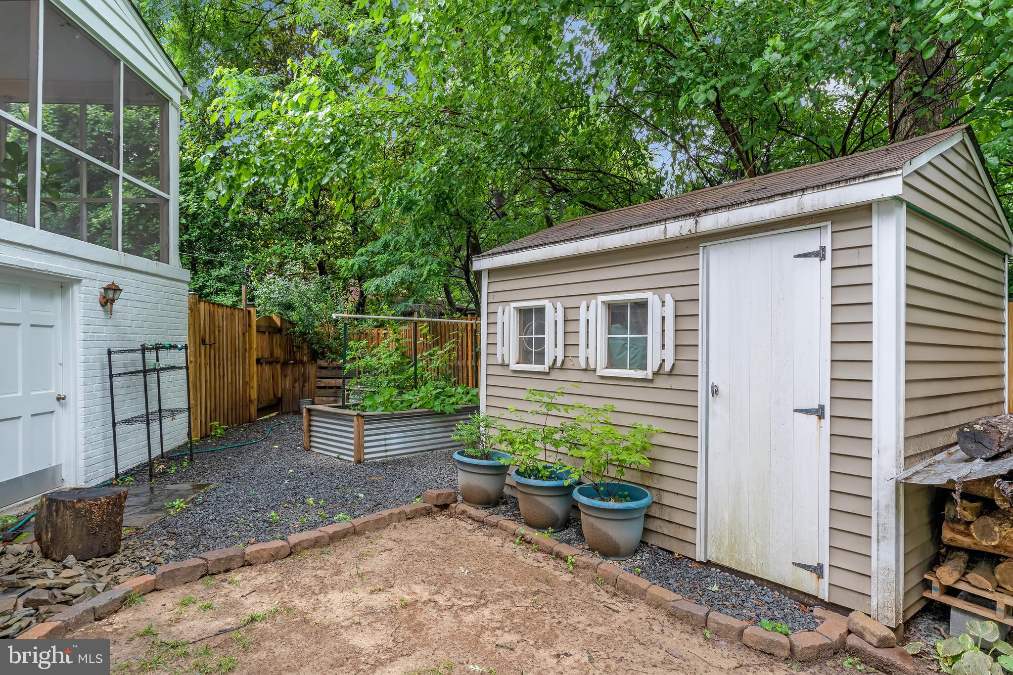 COUNTRY CLUB VIEW - Residential