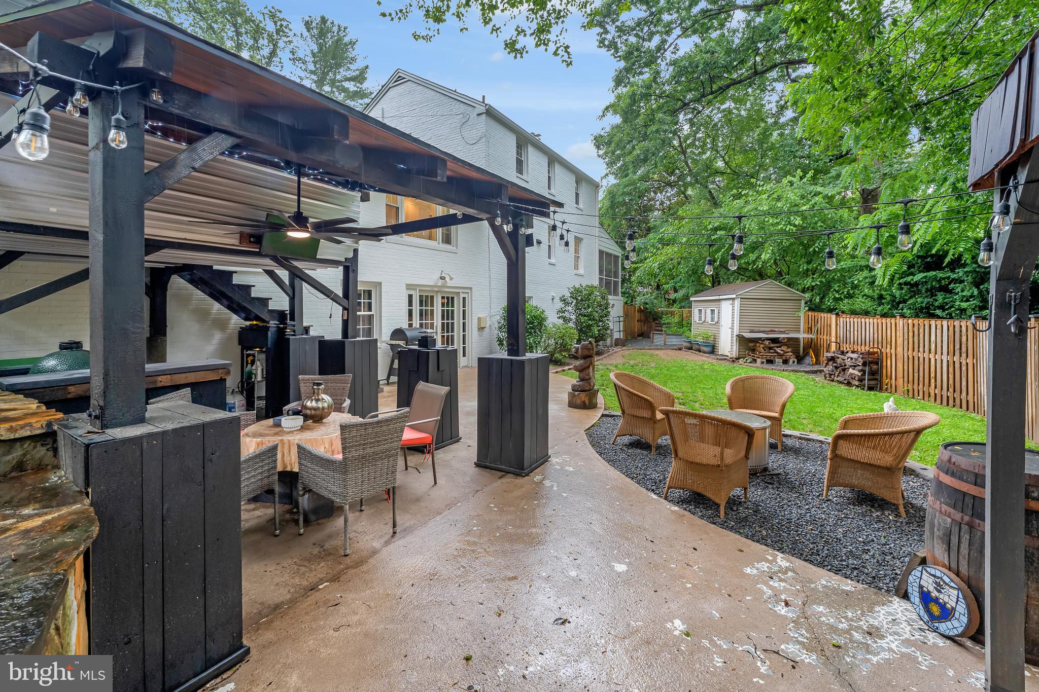 COUNTRY CLUB VIEW - Residential