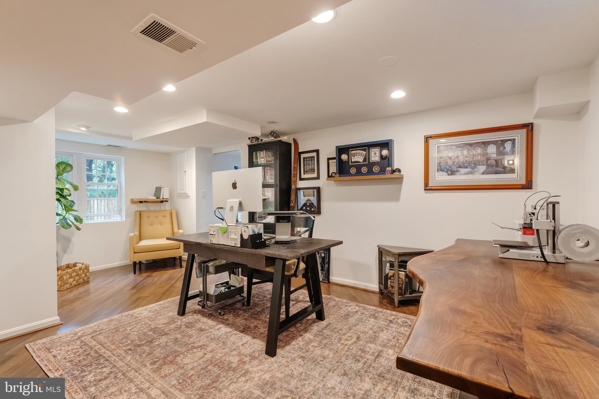 COUNTRY CLUB VIEW - Residential