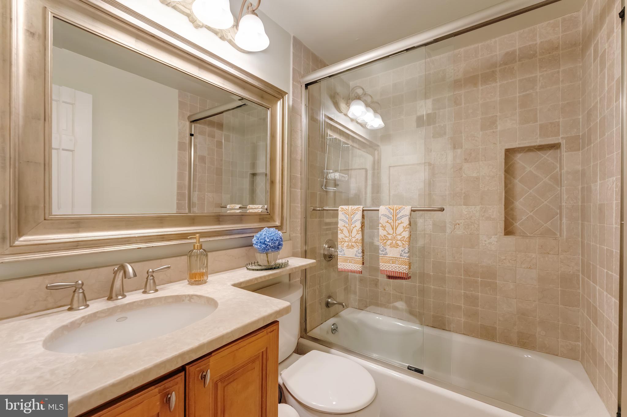 COUNTRY CLUB VIEW - Residential