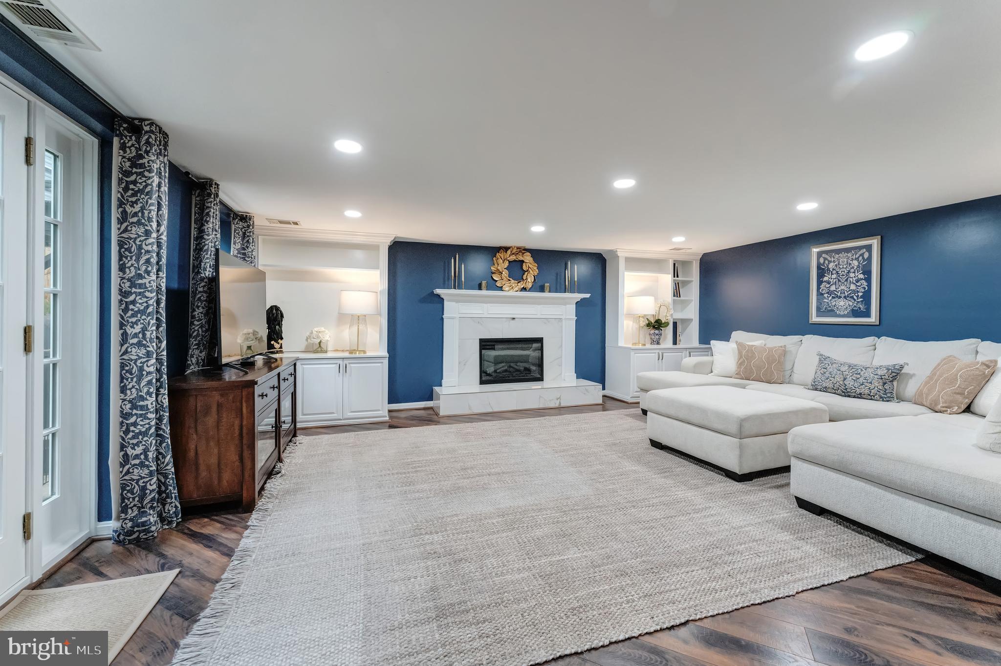 COUNTRY CLUB VIEW - Residential