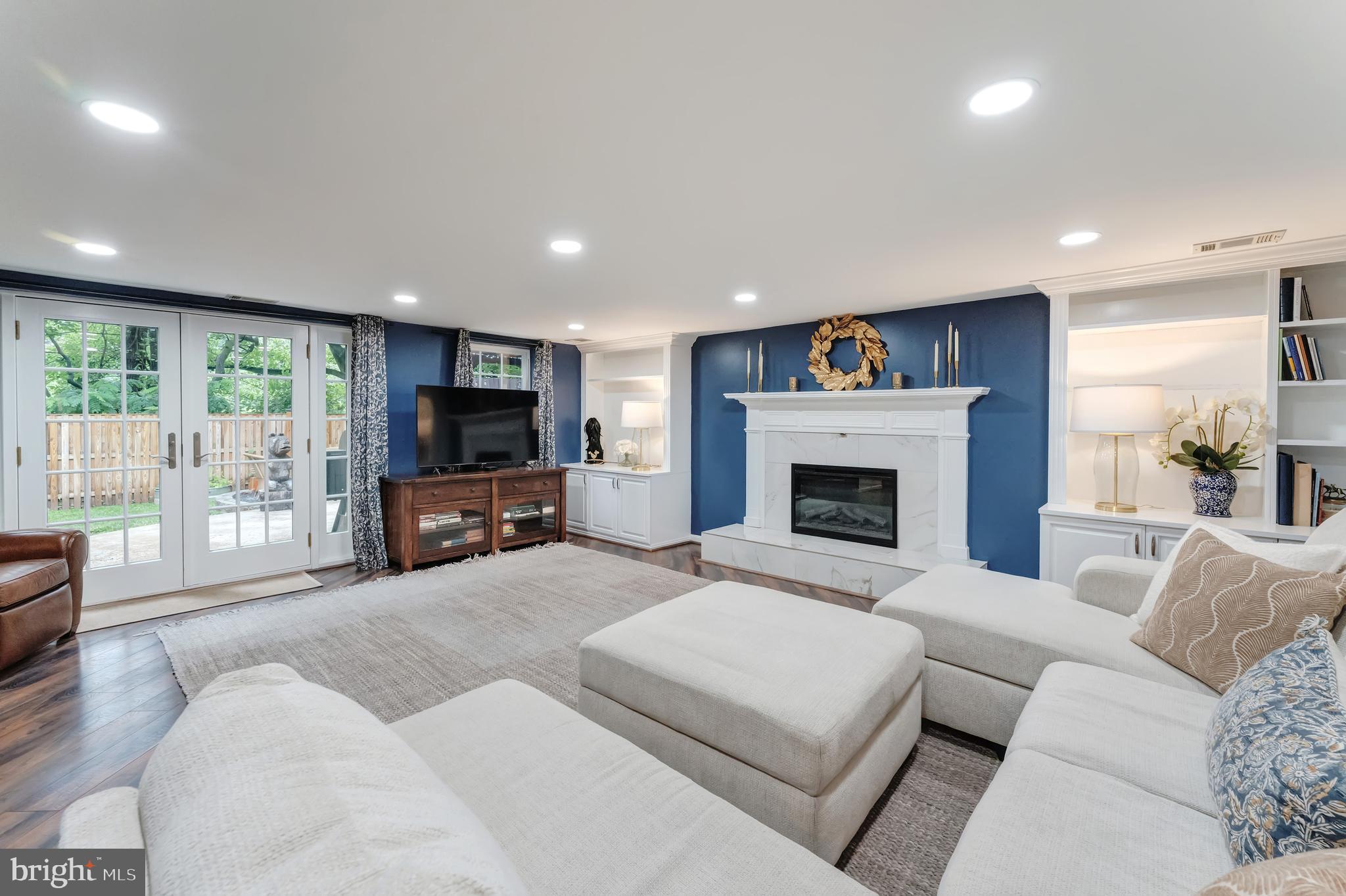 COUNTRY CLUB VIEW - Residential