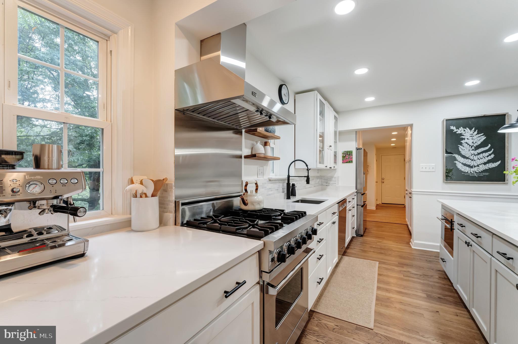 COUNTRY CLUB VIEW - Residential