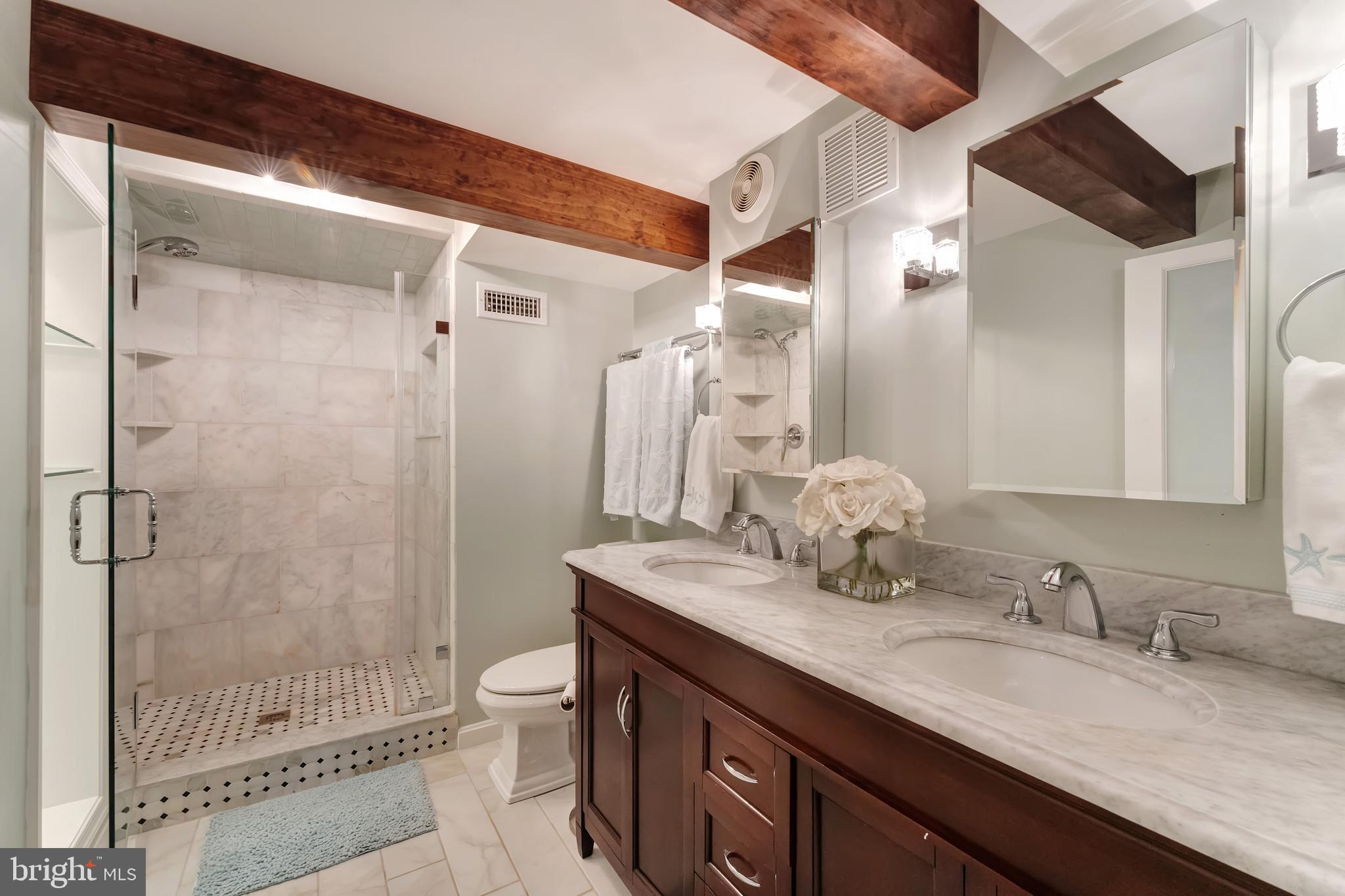 COUNTRY CLUB VIEW - Residential