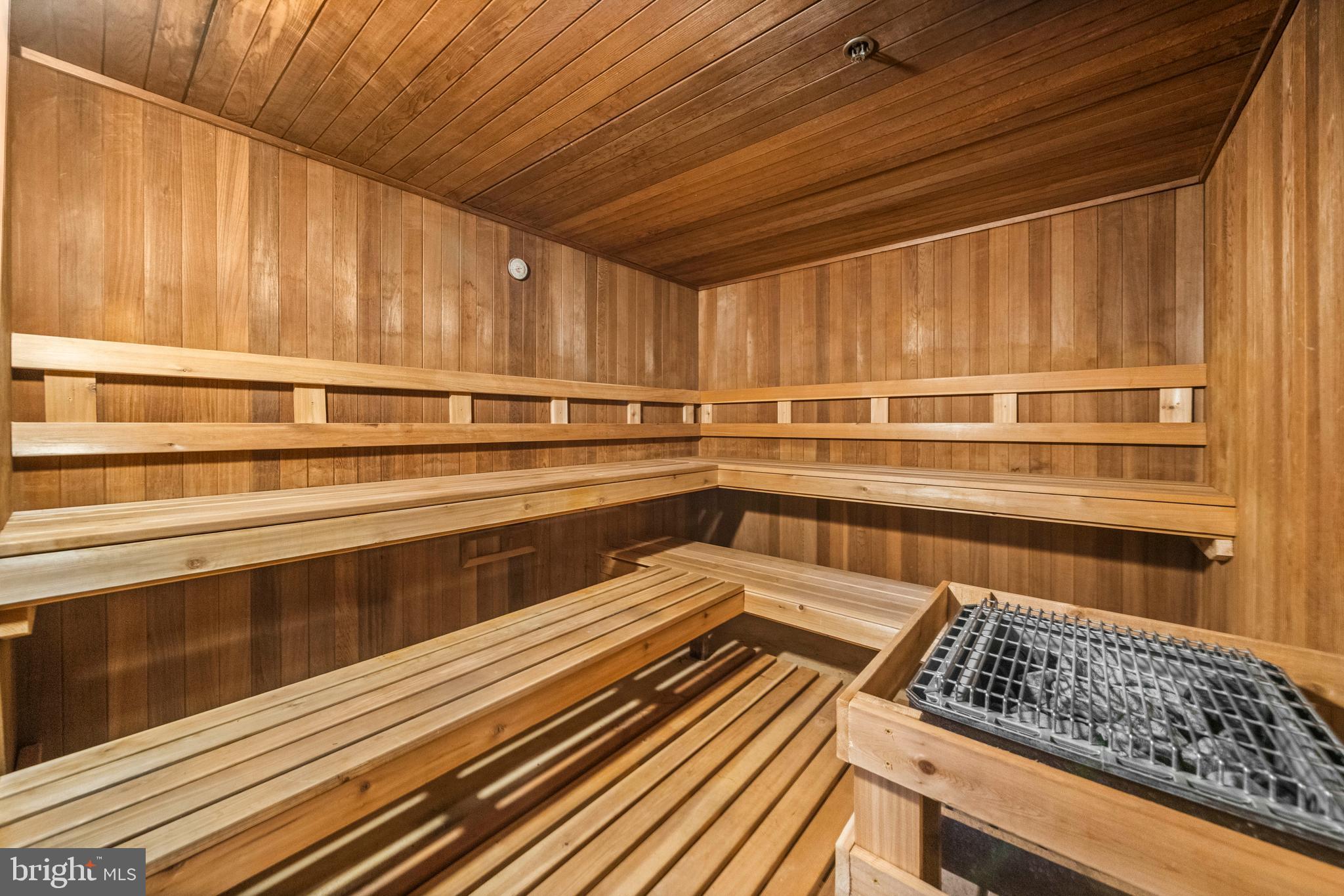 CARLYLE TOWERS - Residential