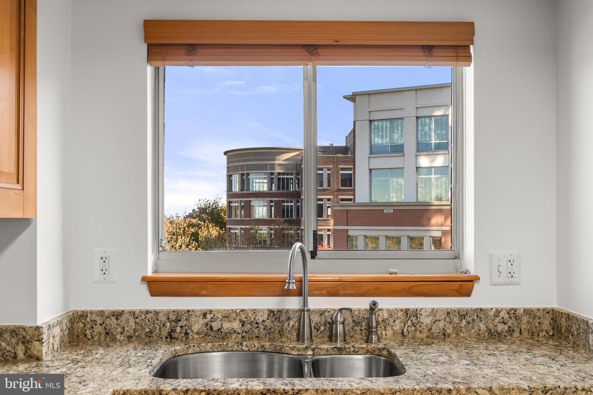 CARLYLE TOWERS - Residential