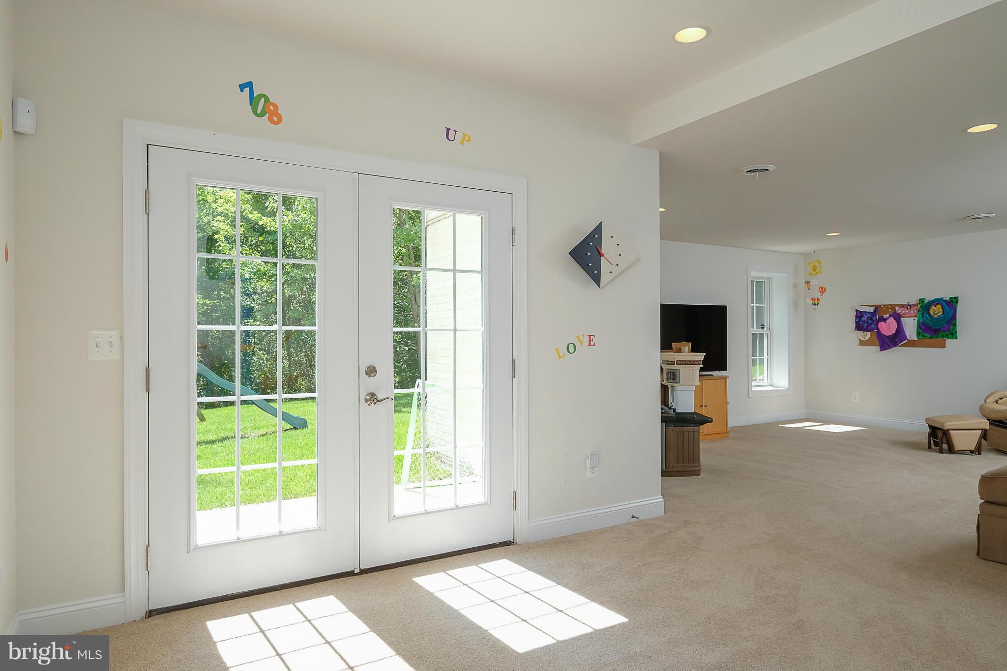 COLONIAL MANOR - Residential