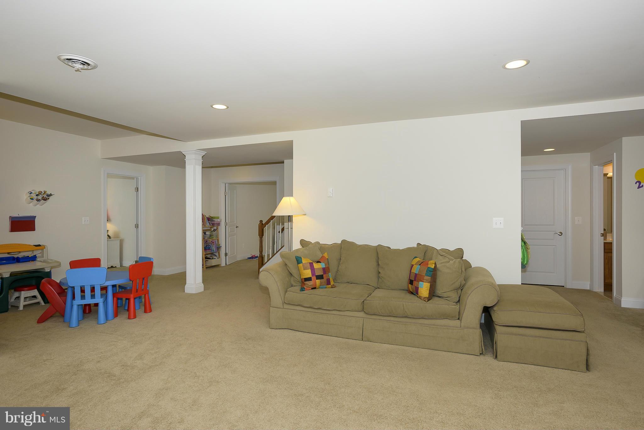 COLONIAL MANOR - Residential