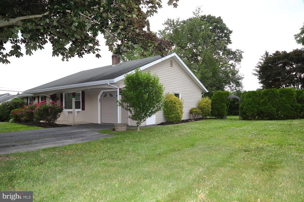 Photo of 884 Robin Road, Lancaster, PA 17601 (MLS # PALA2052298)