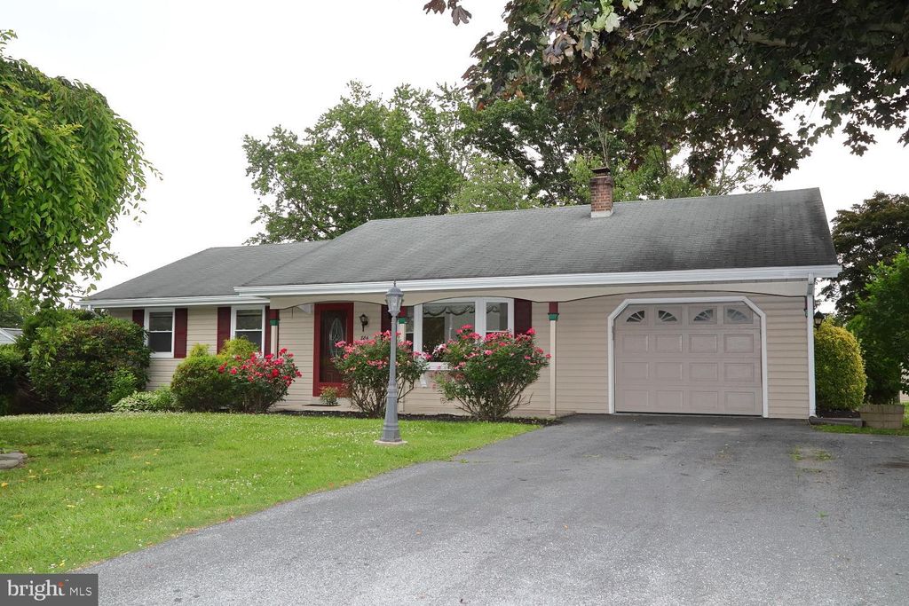 Photo of 884 Robin Road, Lancaster, PA 17601 (MLS # PALA2052298)