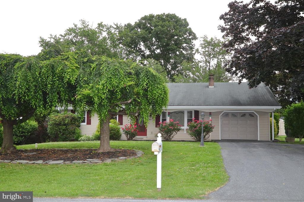 Photo of 884 Robin Road, Lancaster, PA 17601 (MLS # PALA2052298)