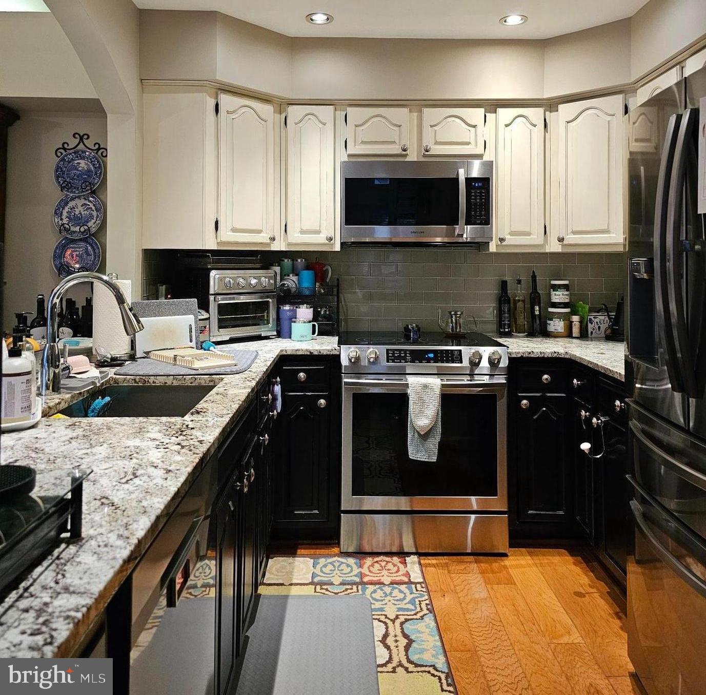 HAMPTON POINTE - Residential