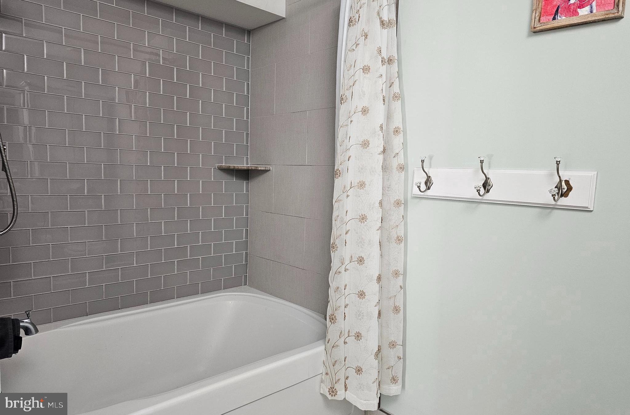 HAMPTON POINTE - Residential