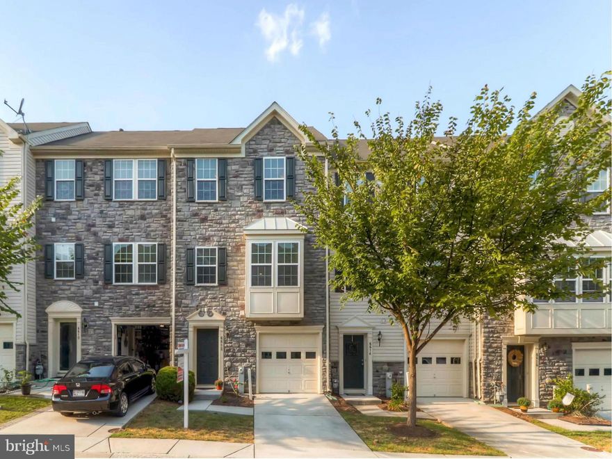 Enjoy resort-style living tucked away yet w/ the convenience of easy access to Rts 100 & 95.  Beautiful comm features 1st class clubhouse inc pool, fitness center, game room & more.  Walking trails maintained w/pet-friendly stops. Enjoy evenings on the deck, too! Fee includes lawn maint, snow removal, clubhouse, pool, walking trails.