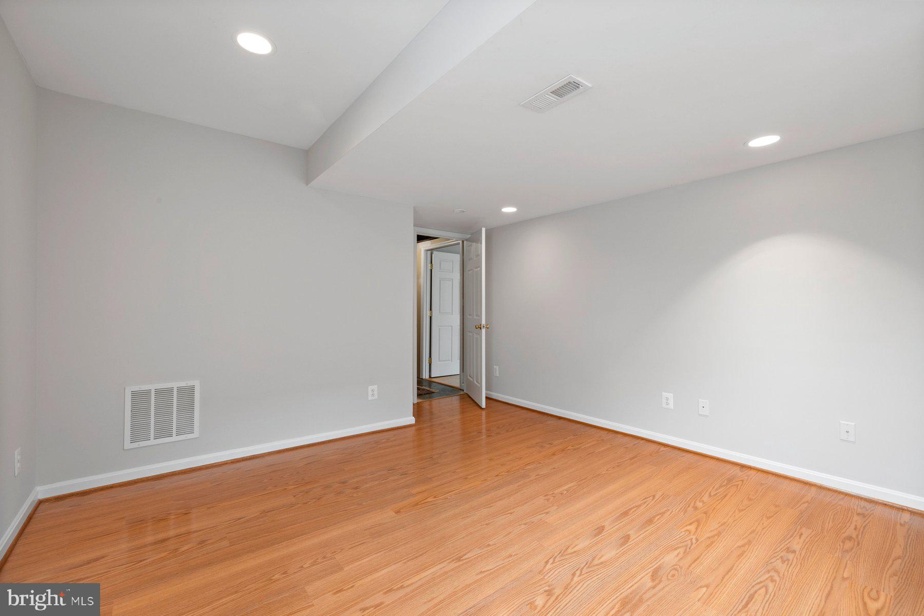 BURNT MILLS GAR-VILL - Residential