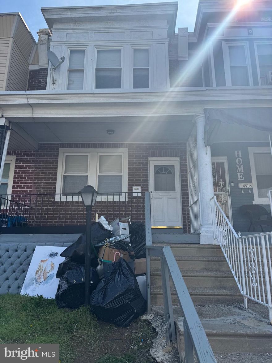 House waiting for investor to fix up. Nice block!
There is a driveway in the rear with parking spot