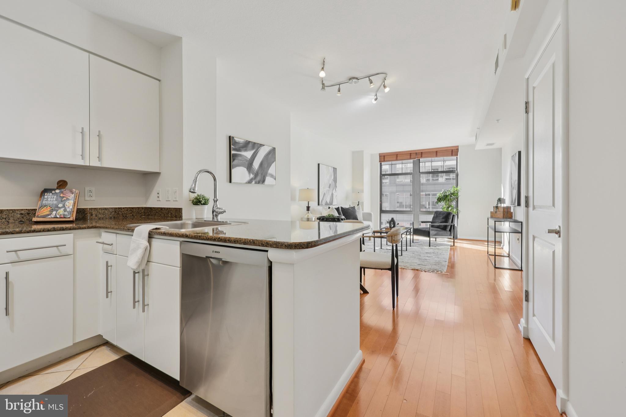 CLARENDON 1021 - Residential