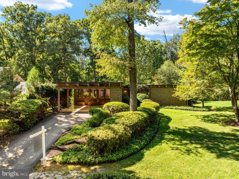 Photo of 12107 Stirrup Road, RESTON, VA 20191 (MLS # VAFX2334394)