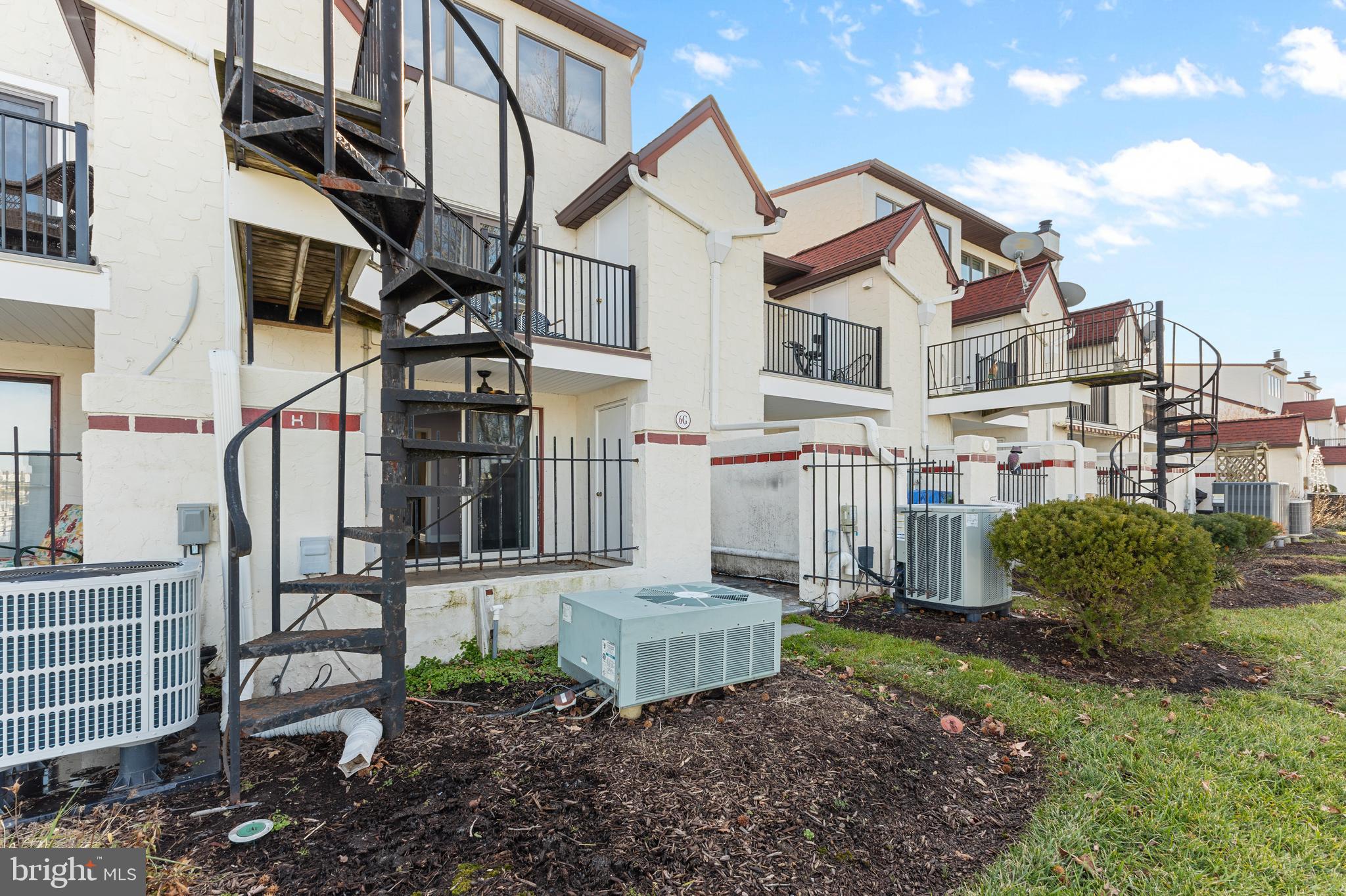 QUEENS LANDING - Residential