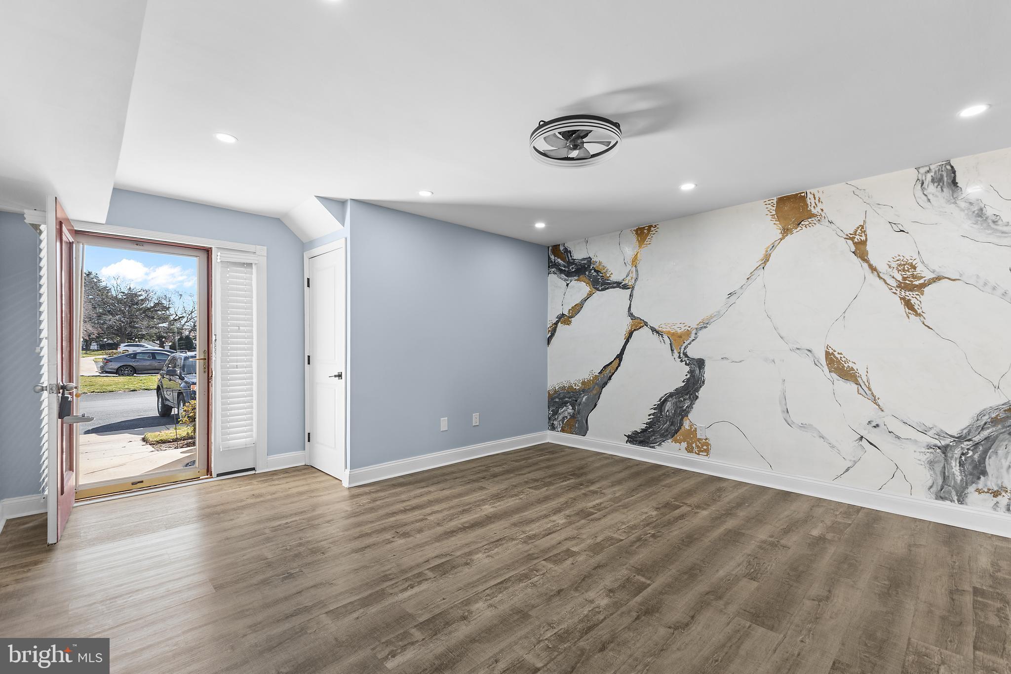 QUEENS LANDING - Residential