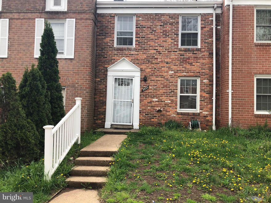 Beautiful Townhome for Sale. Close to VRE and Old Town Manassas. Walk to shops and restaurants. TONS OF UPGRADES, BRAND NEW HAVC (INTERIOR + OUTSIDE), BRAND NEW CARPETS, BRAND NEW VANITIES, FAUCETS,  SINK + MIRRORS, NEW SLIDING GLASS DOORS, NEW FRONT DOOR, NEWER FLOORING, PERFECT FOR 1ST TIME BUYER OR INVESTOR.