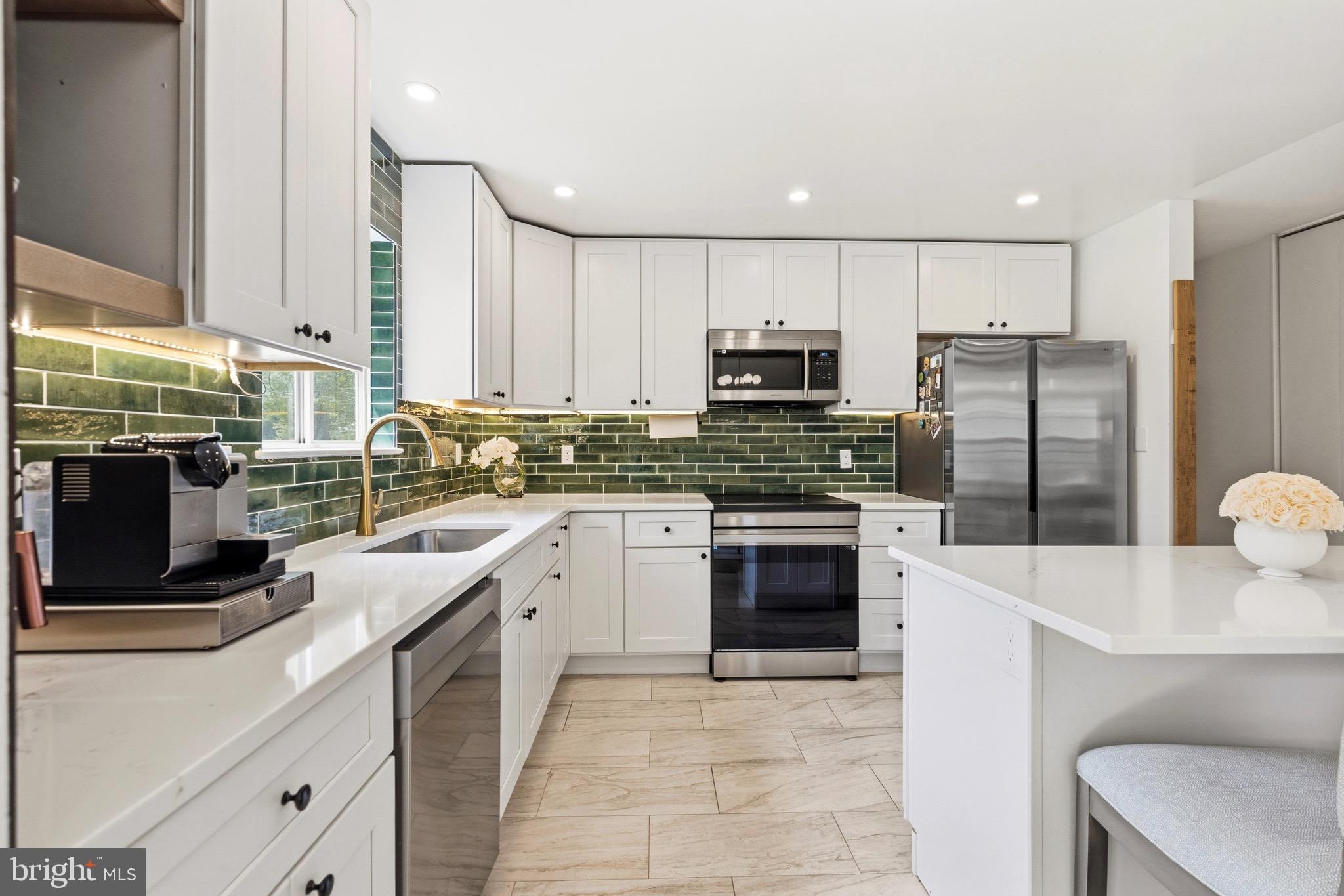 524 MAPLE RIDGE LANE