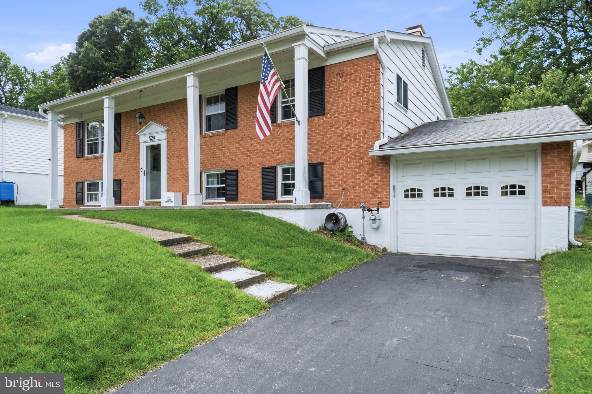 524 MAPLE RIDGE LANE