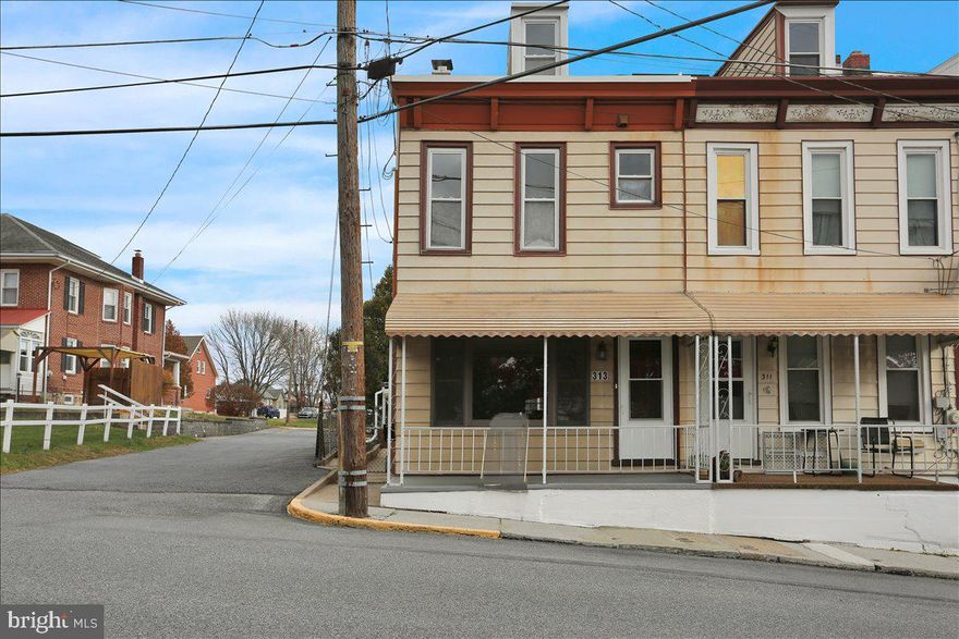 This charming semi detached home is available for rent in Hamburg Schools. Offering 4 bedrooms and 1.5 bathrooms.
Tenants responsible for all utilities.