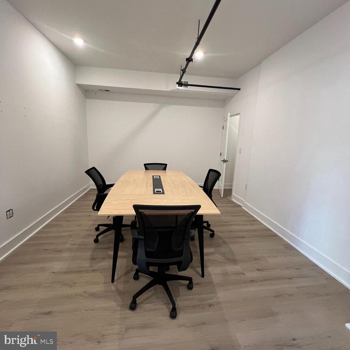 SQUIRREL HILL - Commercial Lease