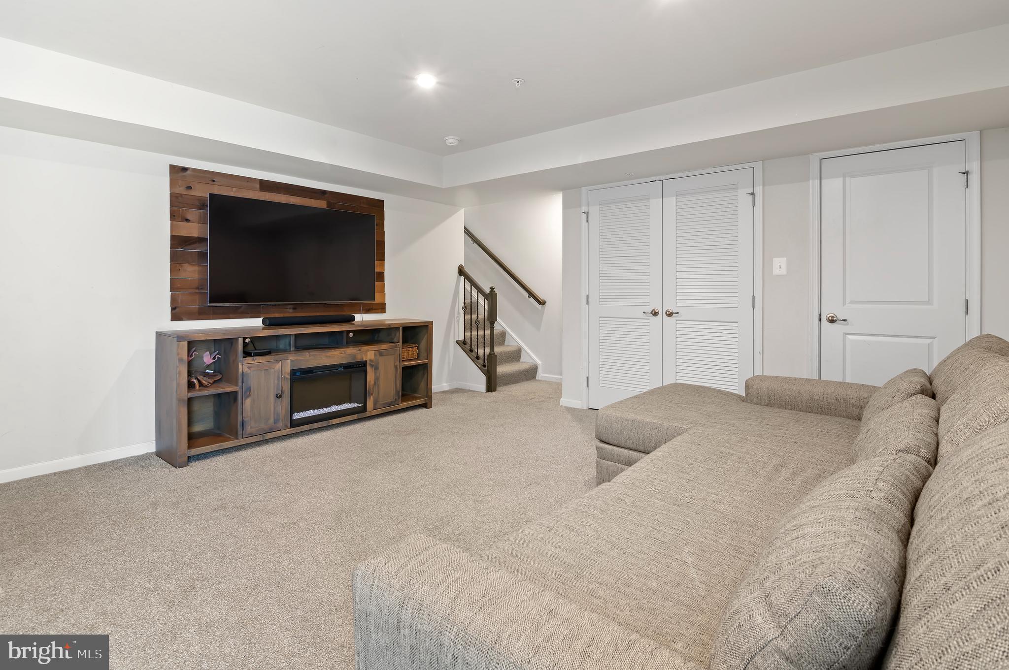 CREEKSIDE VILLAGE - Residential