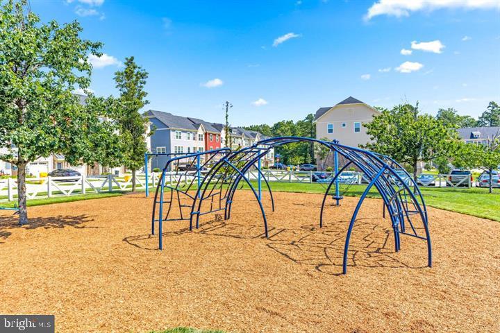 CREEKSIDE VILLAGE - Residential