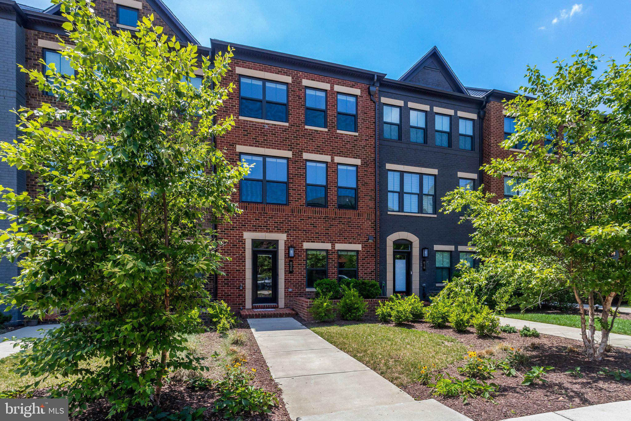 820 S GREENBRIER STREET