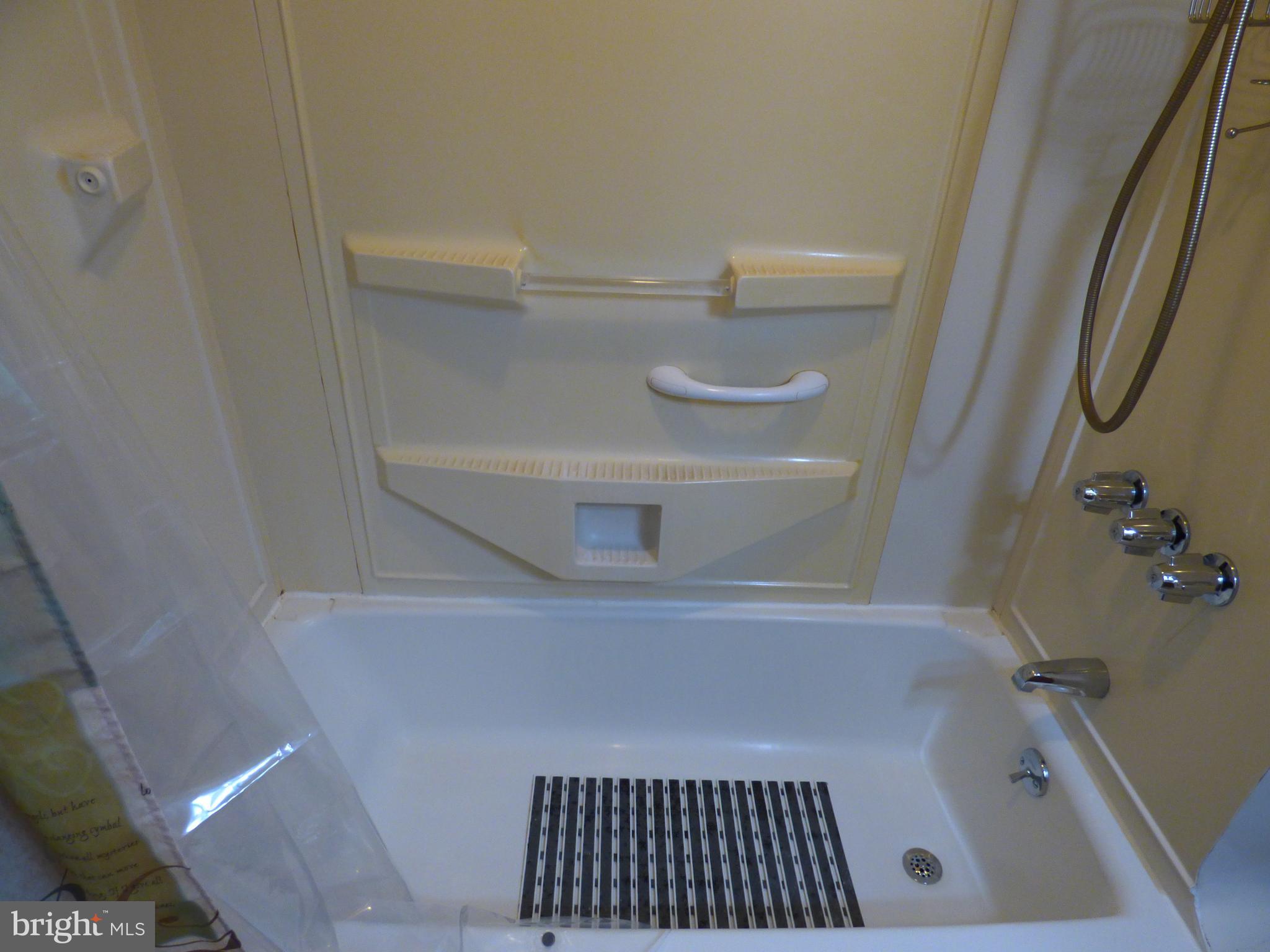 ROSLYN - Residential Lease