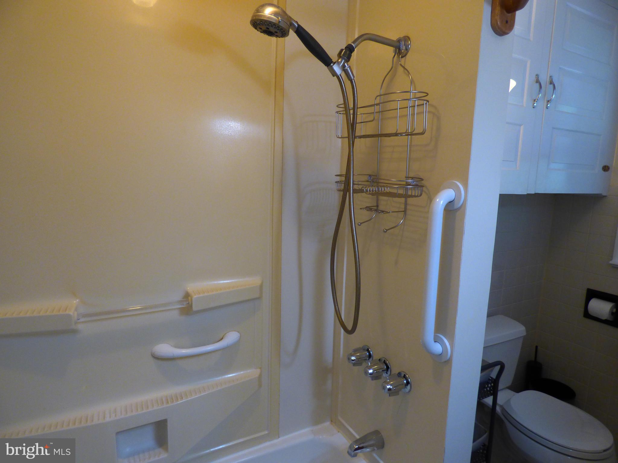 ROSLYN - Residential Lease