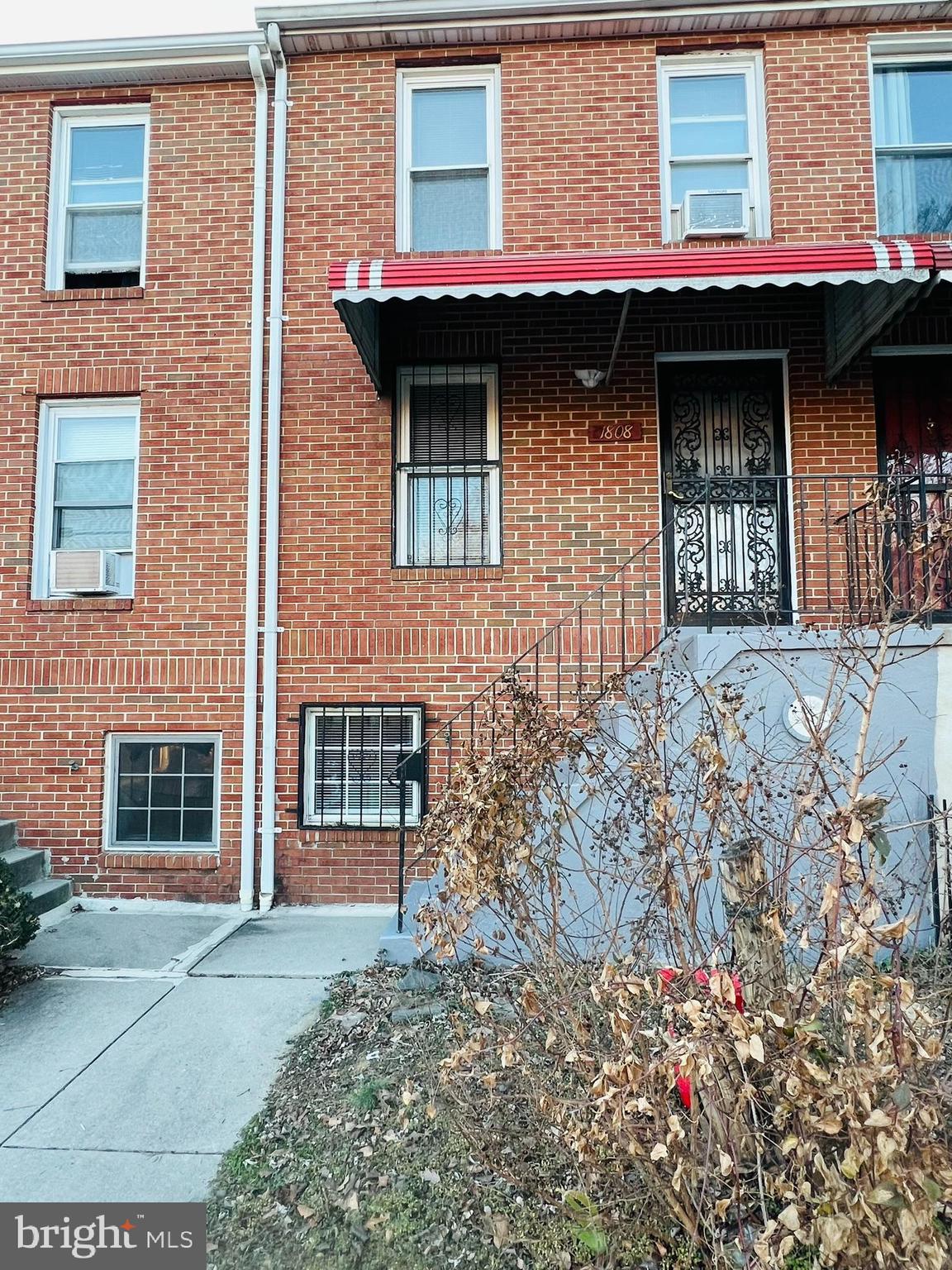 This beautifully renovated property boasts a fantastic layout, featuring 3 bedrooms and 2 full bathrooms. Two spacious bedrooms are located upstairs, while the third bedroom is situated in the basement, offering added privacy and versatility. Perfect for anyone seeking both comfort and convenience.