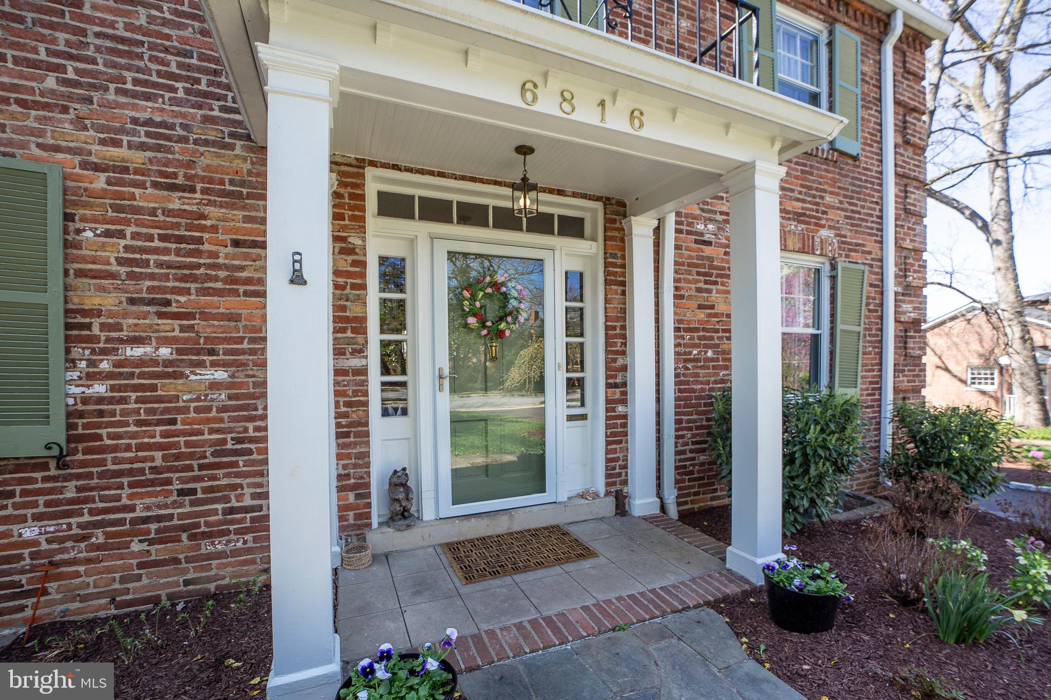 6816 PINEWAY