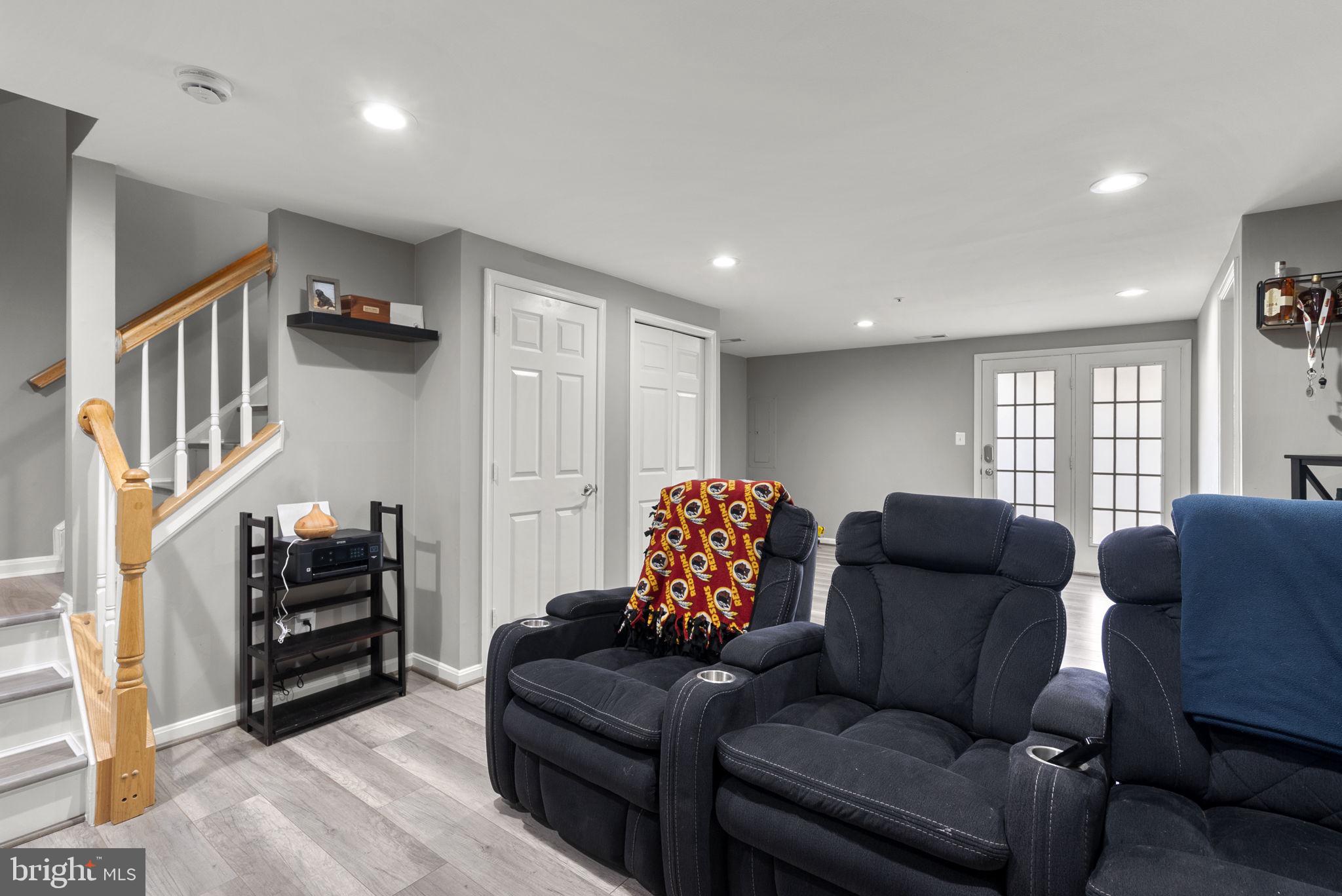 HOLLY POINTE - Residential