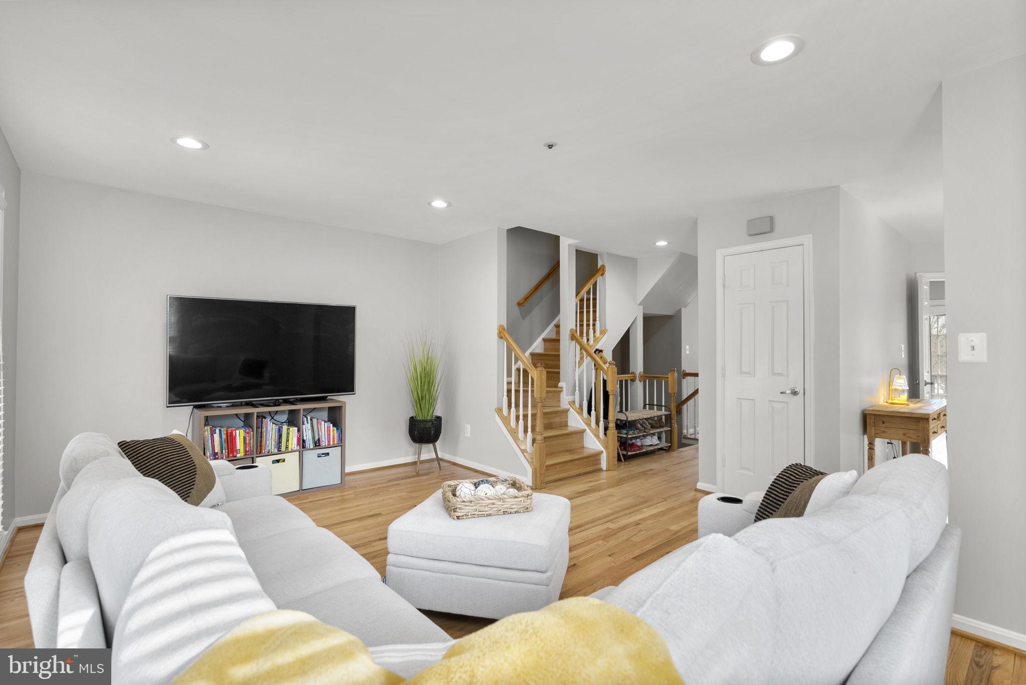 HOLLY POINTE - Residential