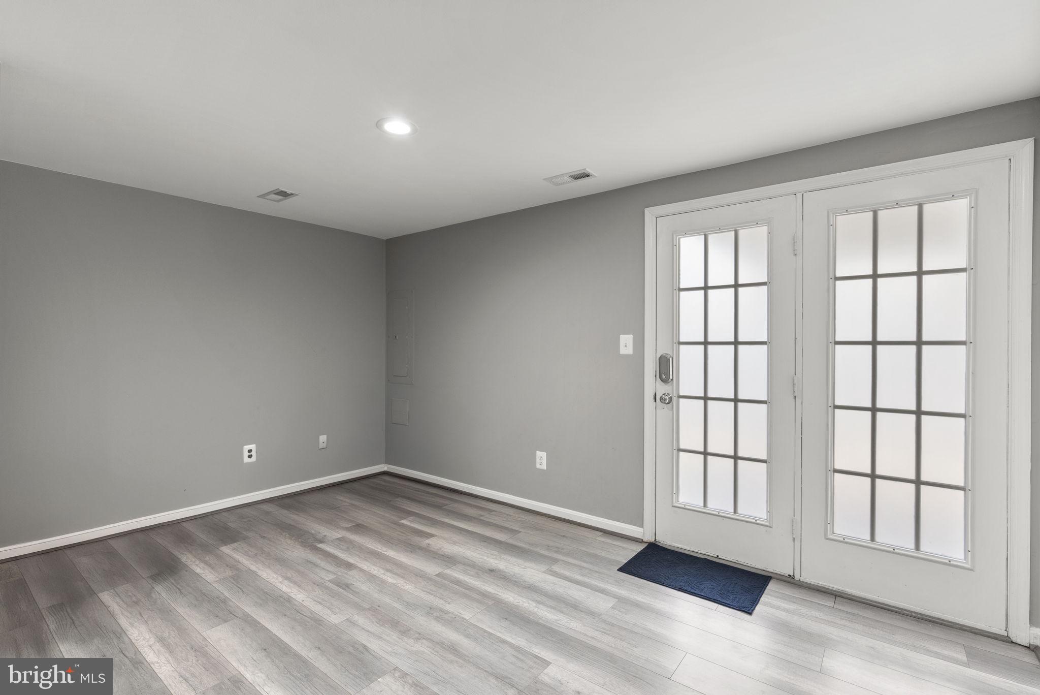 HOLLY POINTE - Residential