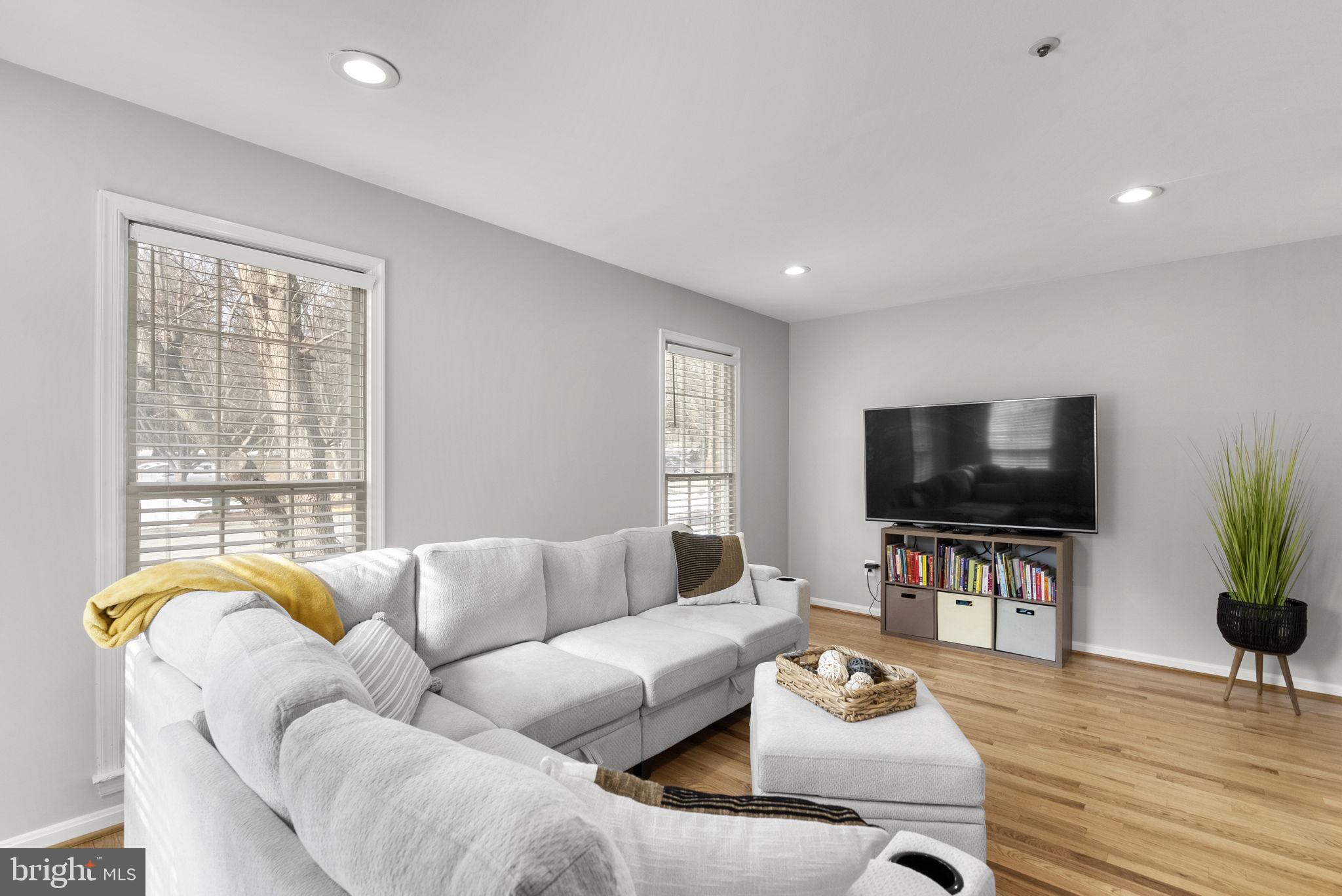 HOLLY POINTE - Residential