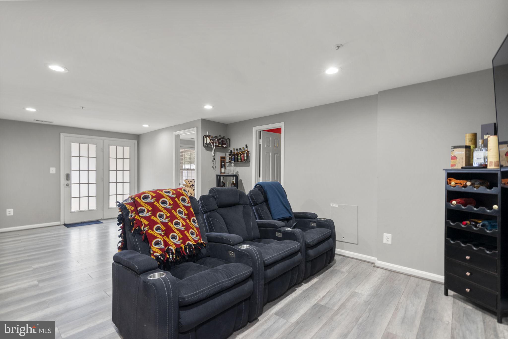 HOLLY POINTE - Residential