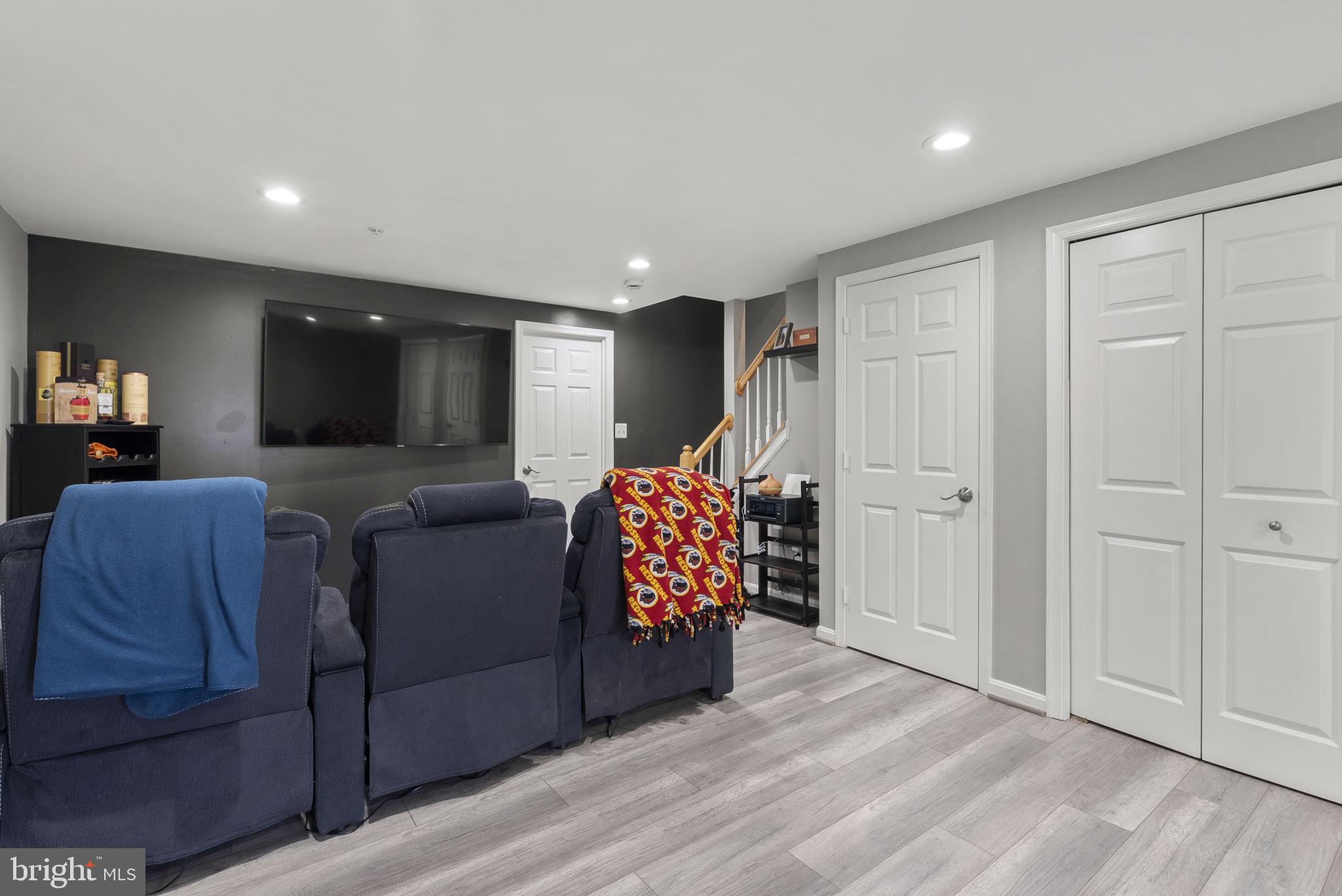 HOLLY POINTE - Residential